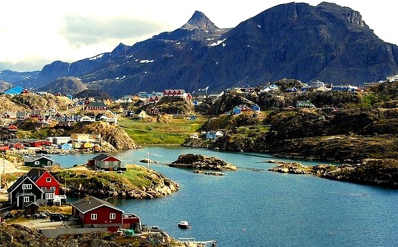 by _Zinni_ on Flickr.The town of Sisimiut in southwestern Greenland.
